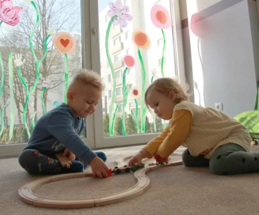 Kinder beim Spiel mit der Holzeisenbahn