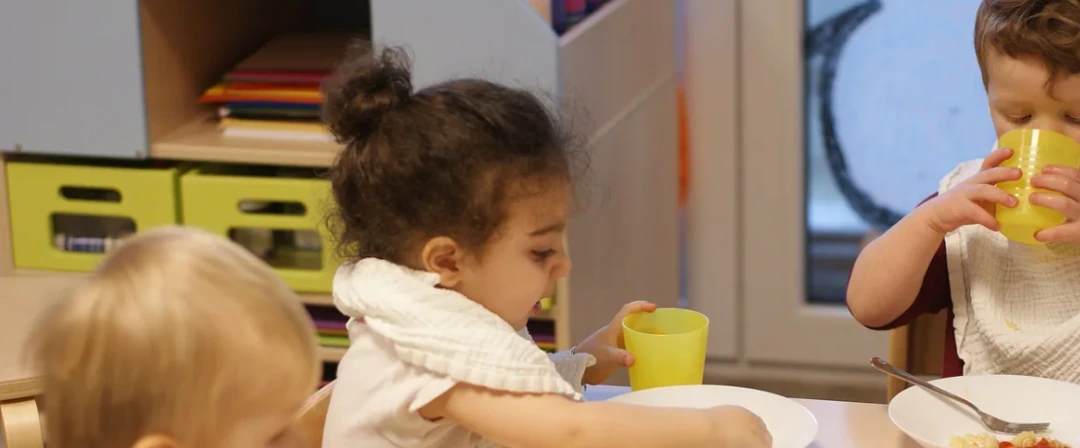 Kinder bei einer gemeinsamen Mahlzeit