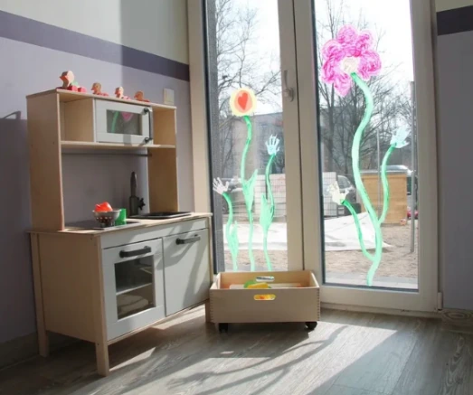Spielküche am Fenster